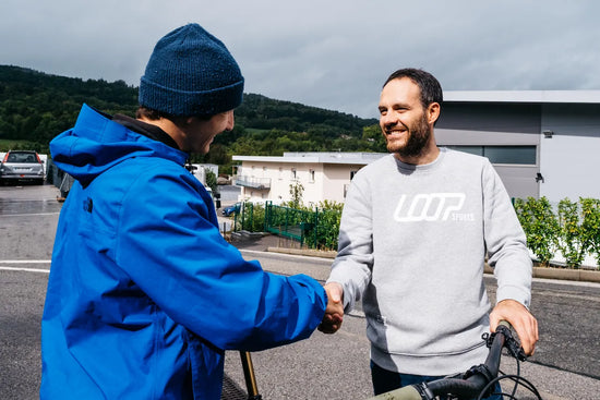 Acheteur et vendeur de vélo de sport d'occasion reconditionné heureux - Loop Sports