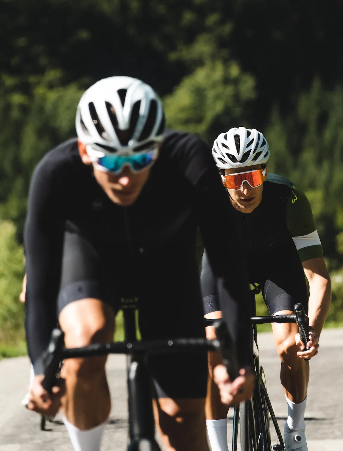 Deux cyclistes qui font du vélo de route sur Annecy - Loop Sports