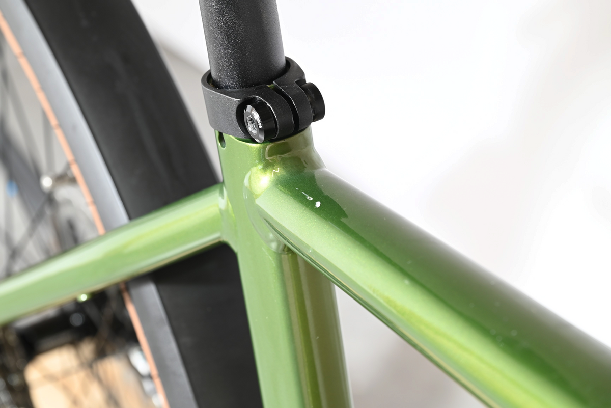Gros plan sur le cadre vert brillant du vélo électrique Loop Sports Cube Nuride Hybrid Pro 750 avec collier de selle