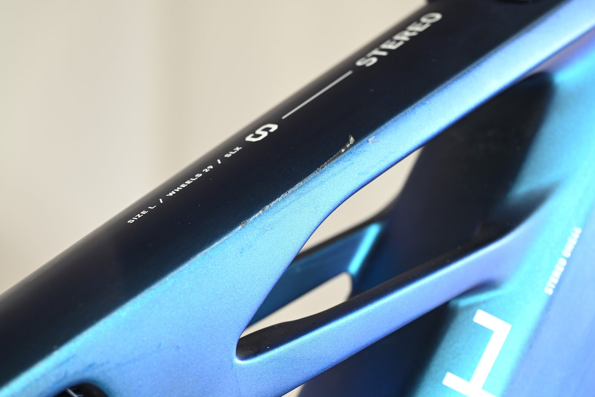 Gros plan sur le cadre bleu mat du vélo électrique Loop Sports Cube Stereo Hybrid ONE44 avec détails techniques