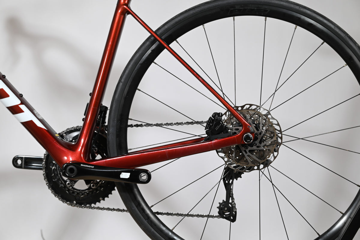 Gros plan sur le cadre rouge brillant et la transmission Shimano du vélo de route Giant Defy Advanced 2 Loop Sports