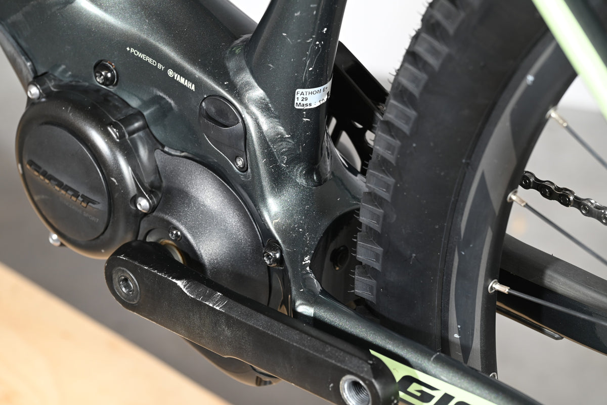 Gros plan sur le moteur Yamaha et le cadre gris du vélo électrique Giant Fathom E+1 chez Loop Sports