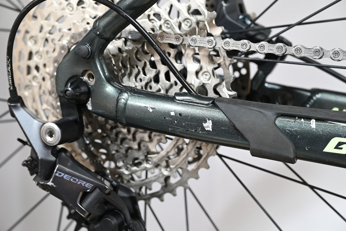 Gros plan sur la transmission arrière et le cadre du vélo électrique Giant Fathom E+1 de Loop Sports avec éraflures