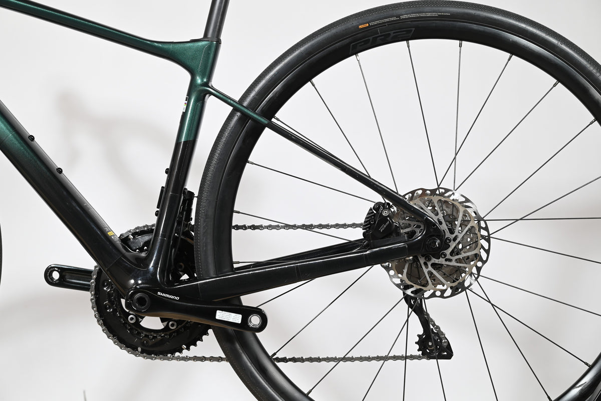 Gros plan sur le cadre en carbone vert et noir du vélo de route Giant Liv Avail Advanced 2 chez Loop Sports