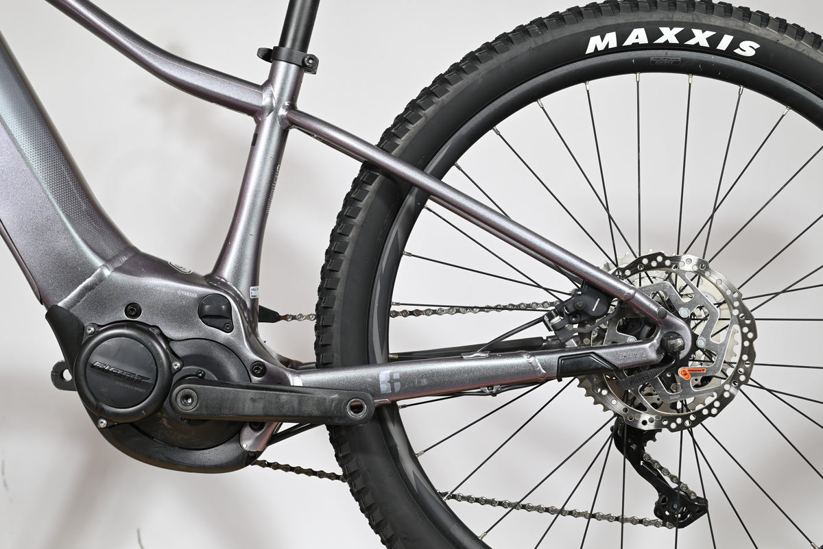 Gros plan sur le cadre et la roue arrière du vélo électrique Loop Sports Giant Liv Vall E+2 gris métallisé