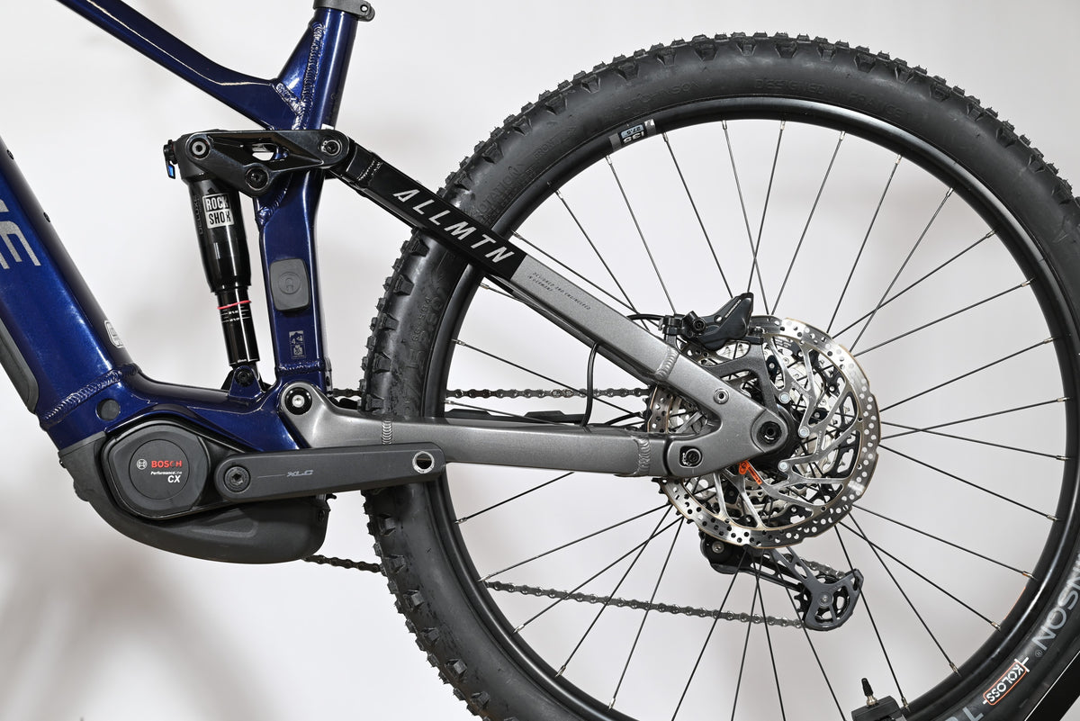 Gros plan sur la suspension arrière et le moteur Bosch Performance CX du vélo électrique Loop Sports Haibike Allmtn 6
