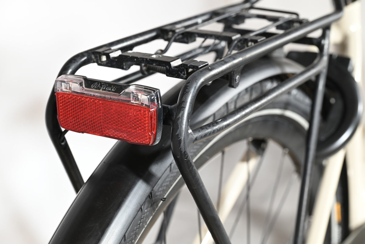 Gros plan sur le porte-bagages arrière noir avec feu rouge intégré du vélo électrique Loop Sports Kalkhoff Image 3.B