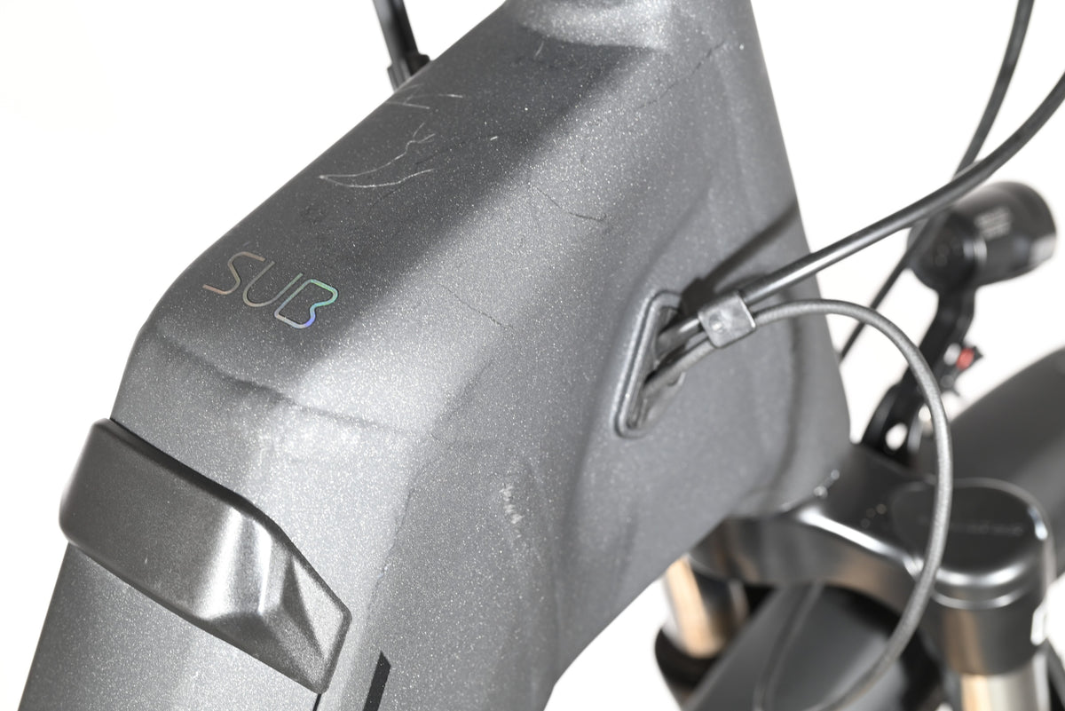 Gros plan sur le cadre gris pailleté du vélo électrique Scott Sub Active 20 chez Loop Sports