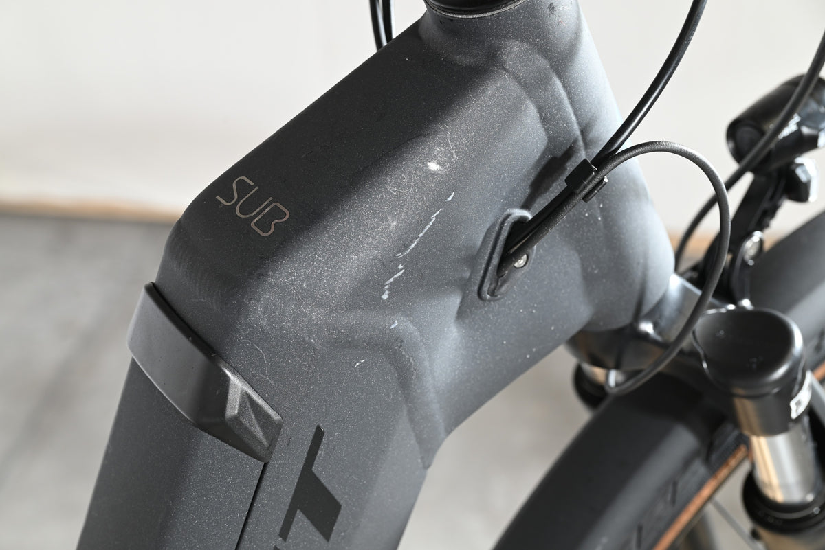Gros plan sur le cadre noir mat du vélo électrique Loop Sports Scott Sub Active 20 avec rayures superficielles
