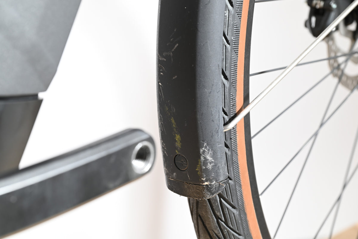 Garde-boue noir rayé sur la roue avant d'un vélo électrique Scott Sub Active 20 chez Loop Sports