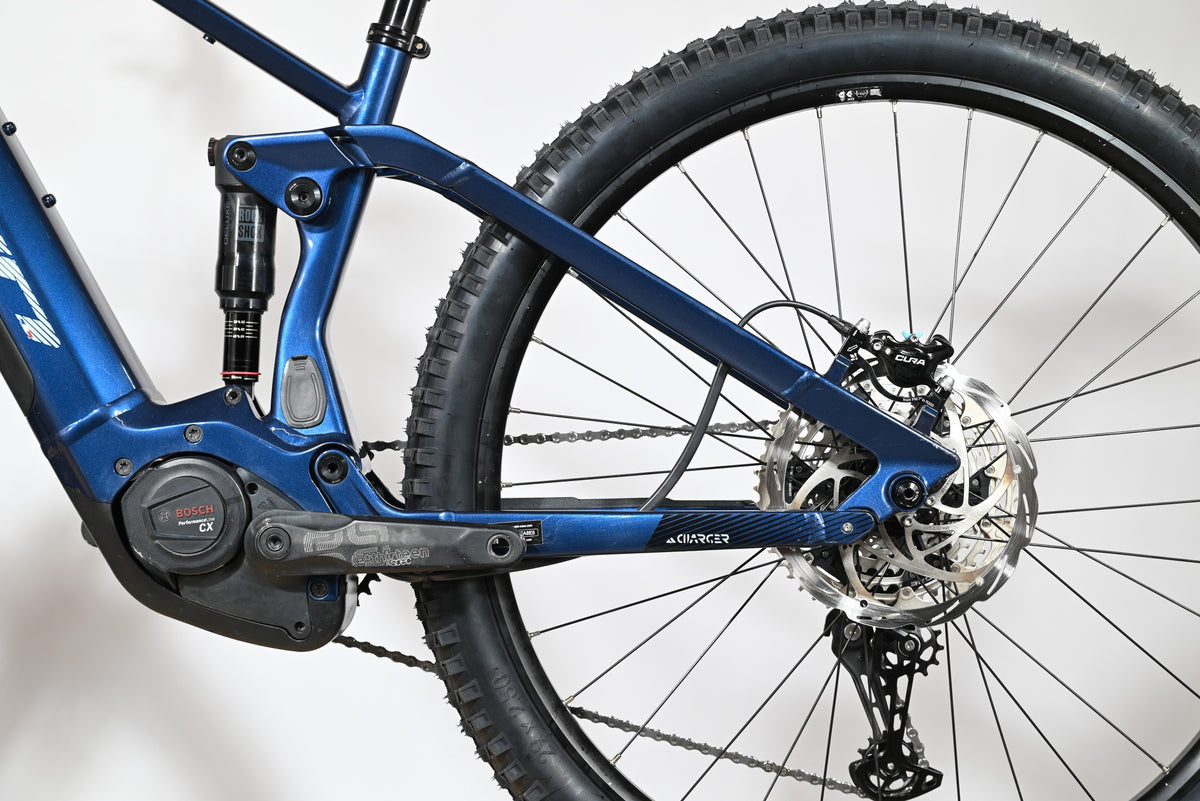 Vue latérale du cadre bleu du vélo électrique tout-terrain Sunn Charger S1 de Loop Sports avec moteur Bosch
