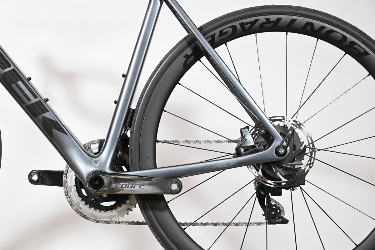 Gros plan sur la transmission SRAM Force et la roue arrière Bontrager d'un vélo de route Trek Emonda SL7 Loop Sports