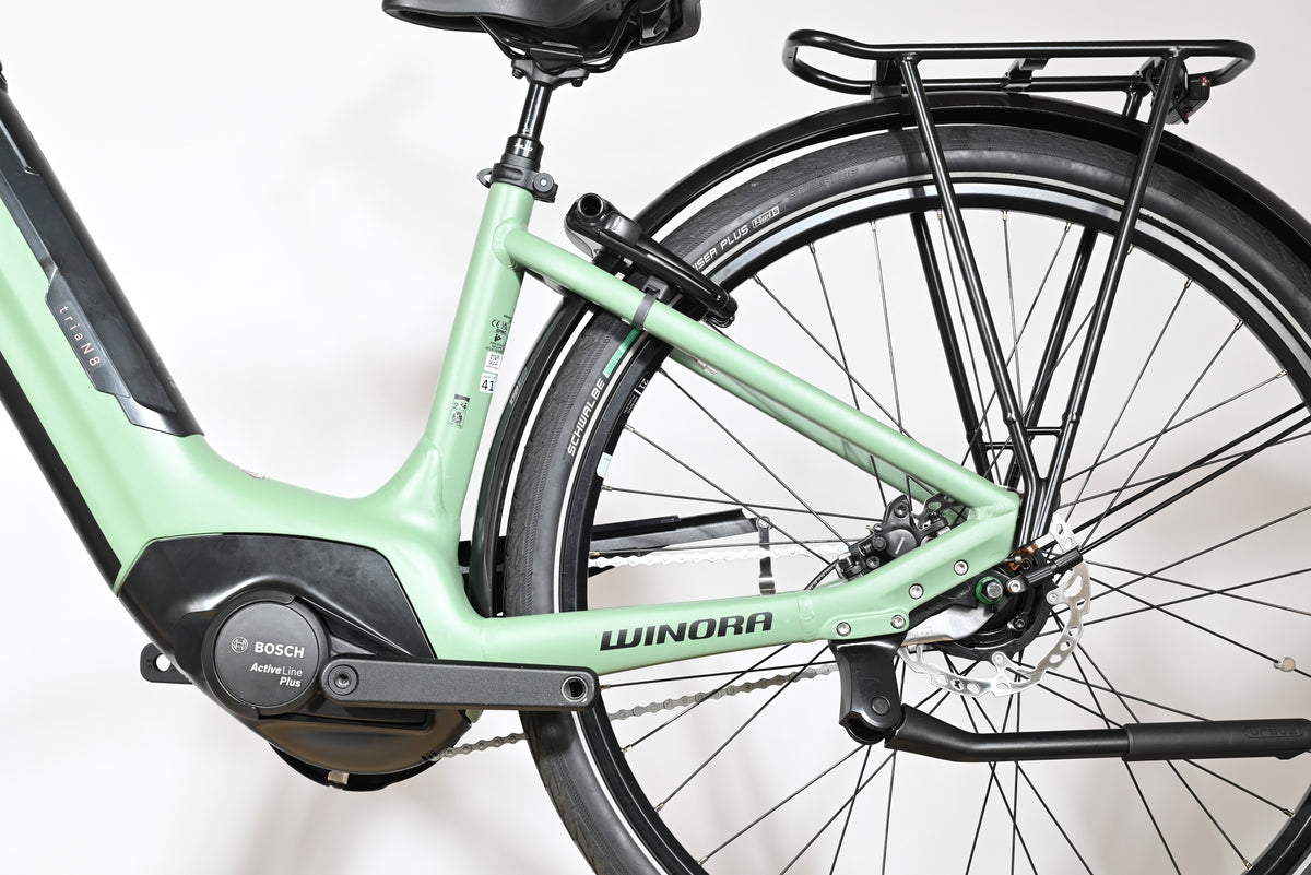 Vue latérale arrière du vélo électrique Loop Sports Winora Sinus Tria N8 vert clair avec moteur Bosch Active Line Plus