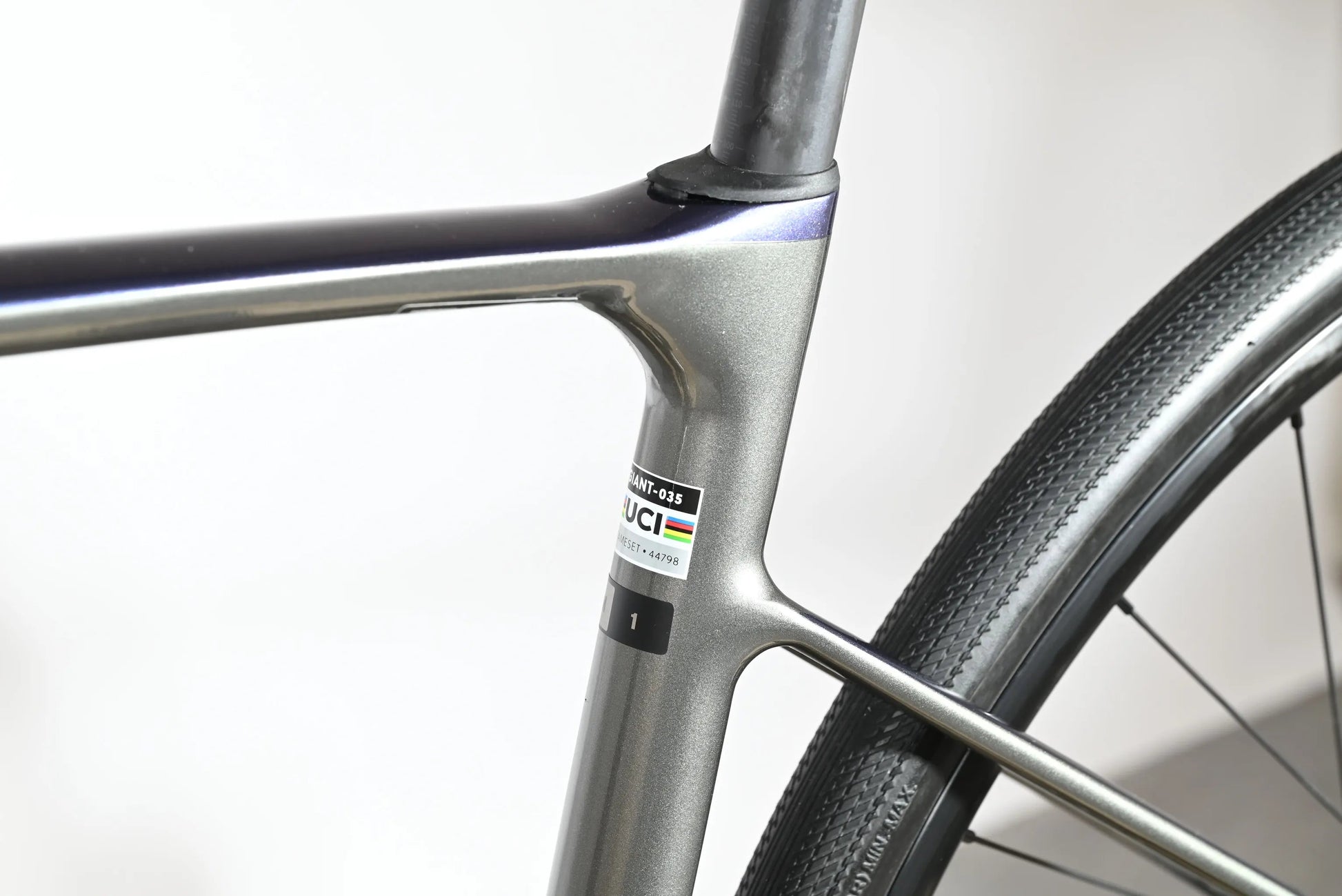 Giant Defy Advanced 1 | 2024 - M - Loop Sports