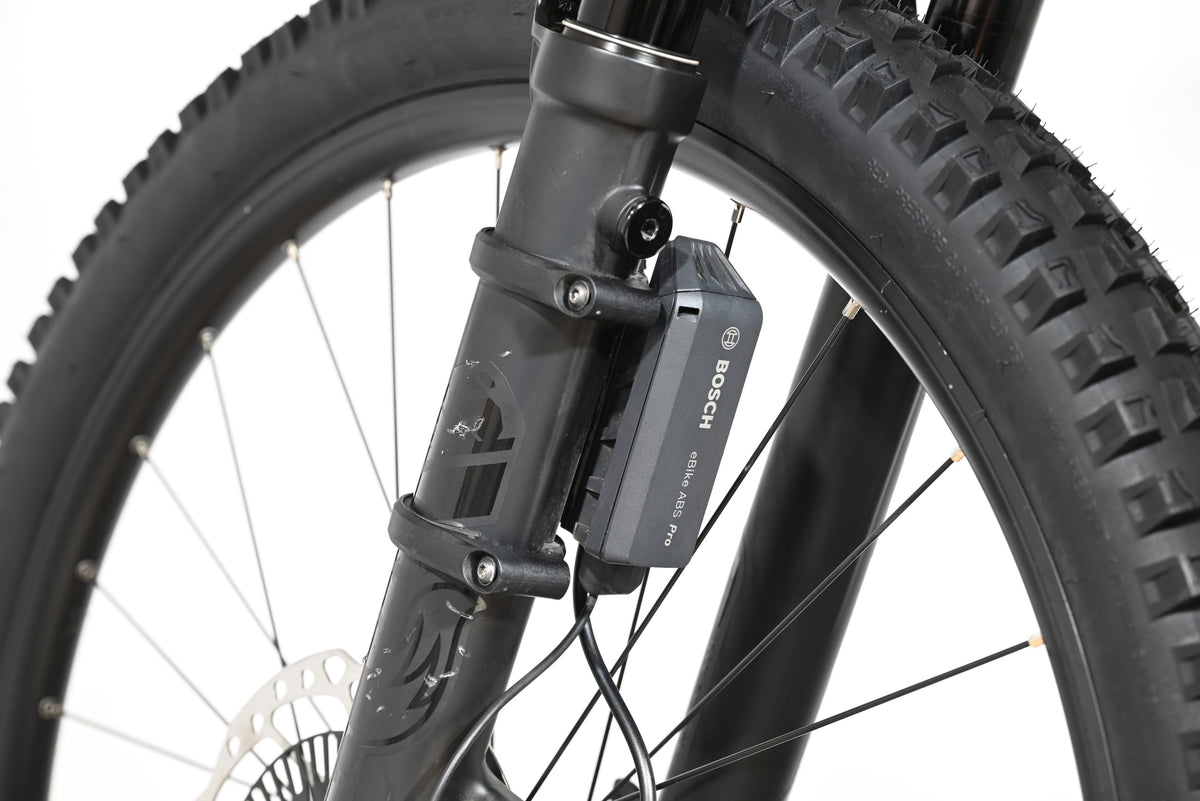 Système de freinage Bosch eBike ABS Pro monté sur la fourche avant du vélo électrique Cube Stereo Hybrid Loop Sports