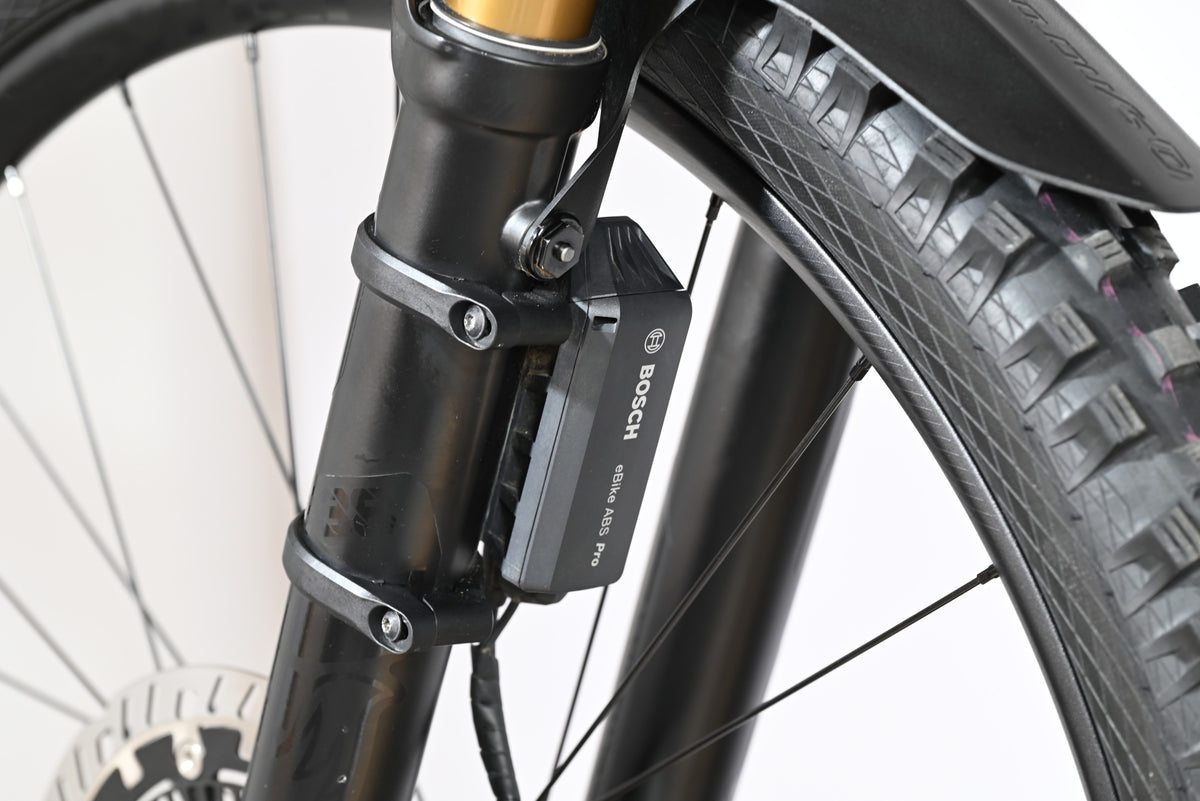 Système de freinage Bosch eBike ABS Pro monté sur la fourche avant d'un vélo électrique Scott Patron ST 900 Loop Sports