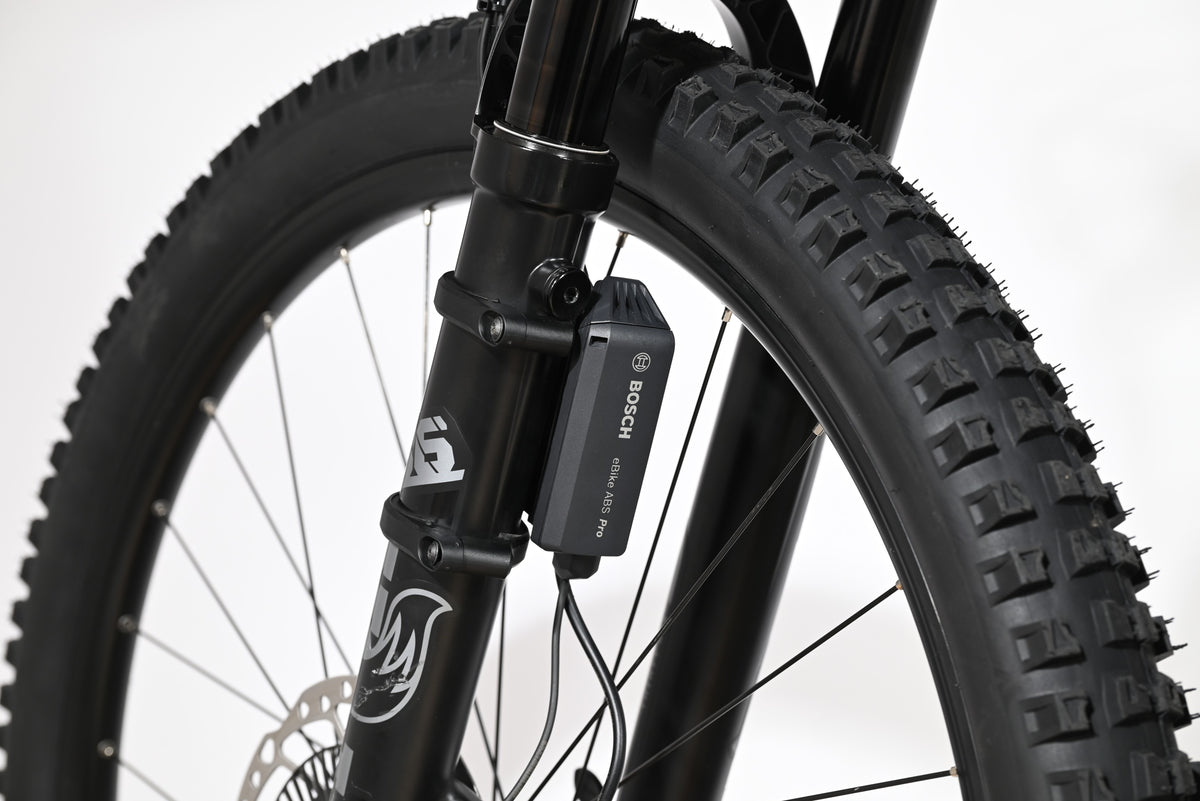 Système de freinage Bosch eBike ABS Pro monté sur la fourche noire du vélo électrique Cube Stereo Hybrid Loop Sports