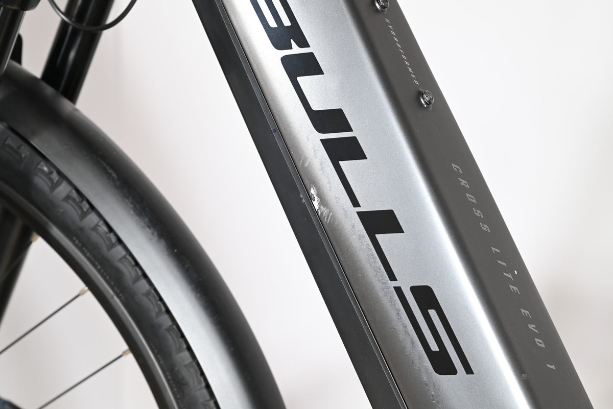 Gros plan sur le cadre gris du vélo électrique Loop Sports Bulls Cross Evo Lite 1 avec une légère éraflure visible.
