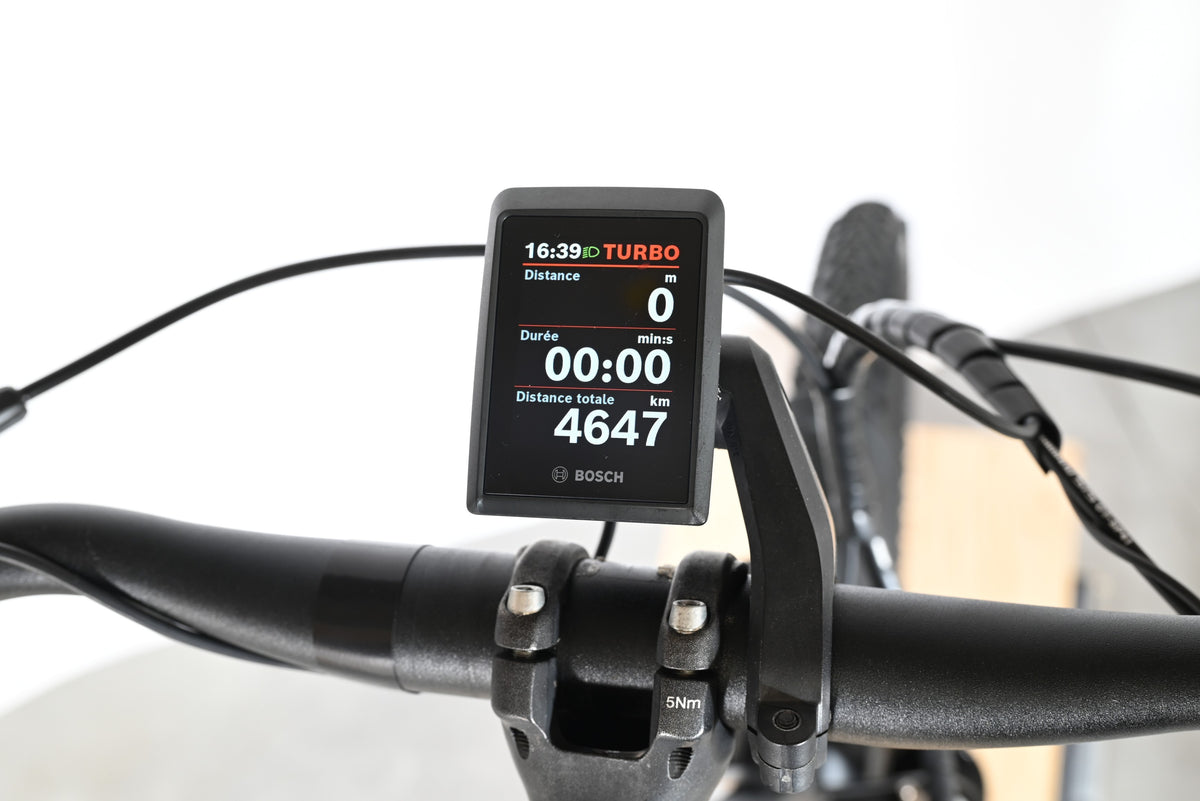 Écran de contrôle Bosch sur le guidon du vélo électrique Loop Sports Bulls Cross Evo Lite 1 affichant 4647 km