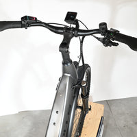 Vue rapprochée du guidon et de l'écran Bosch d'un vélo électrique Loop Sports Bulls Cross Evo Lite 1 gris