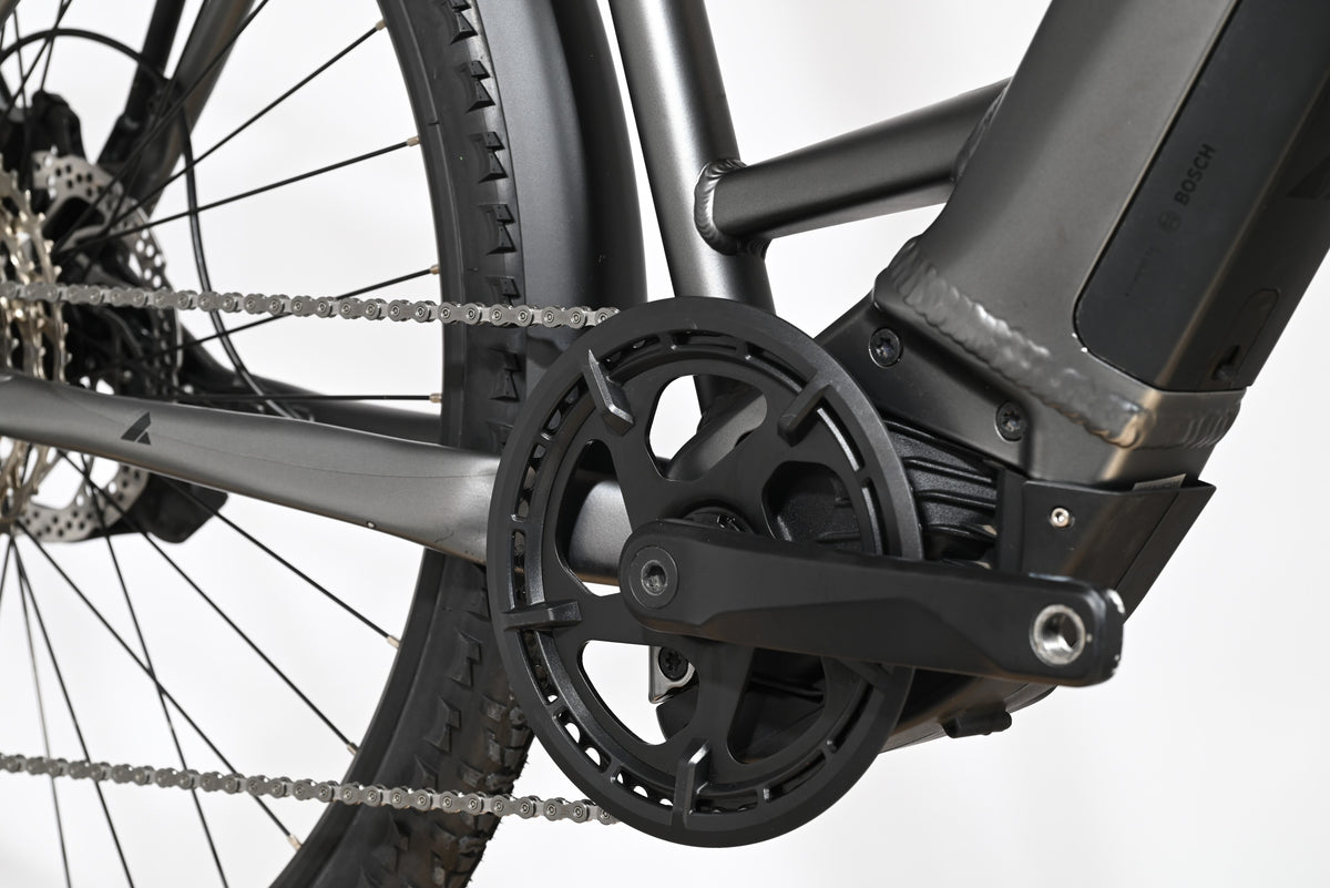 Gros plan sur le pédalier et le moteur Bosch d'un vélo électrique Bulls Cross Evo Lite 1 de chez Loop Sports
