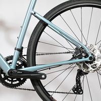 Gros plan sur le cadre bleu clair et la transmission arrière du vélo gravel Cannondale Topstone LTD chez Loop Sports