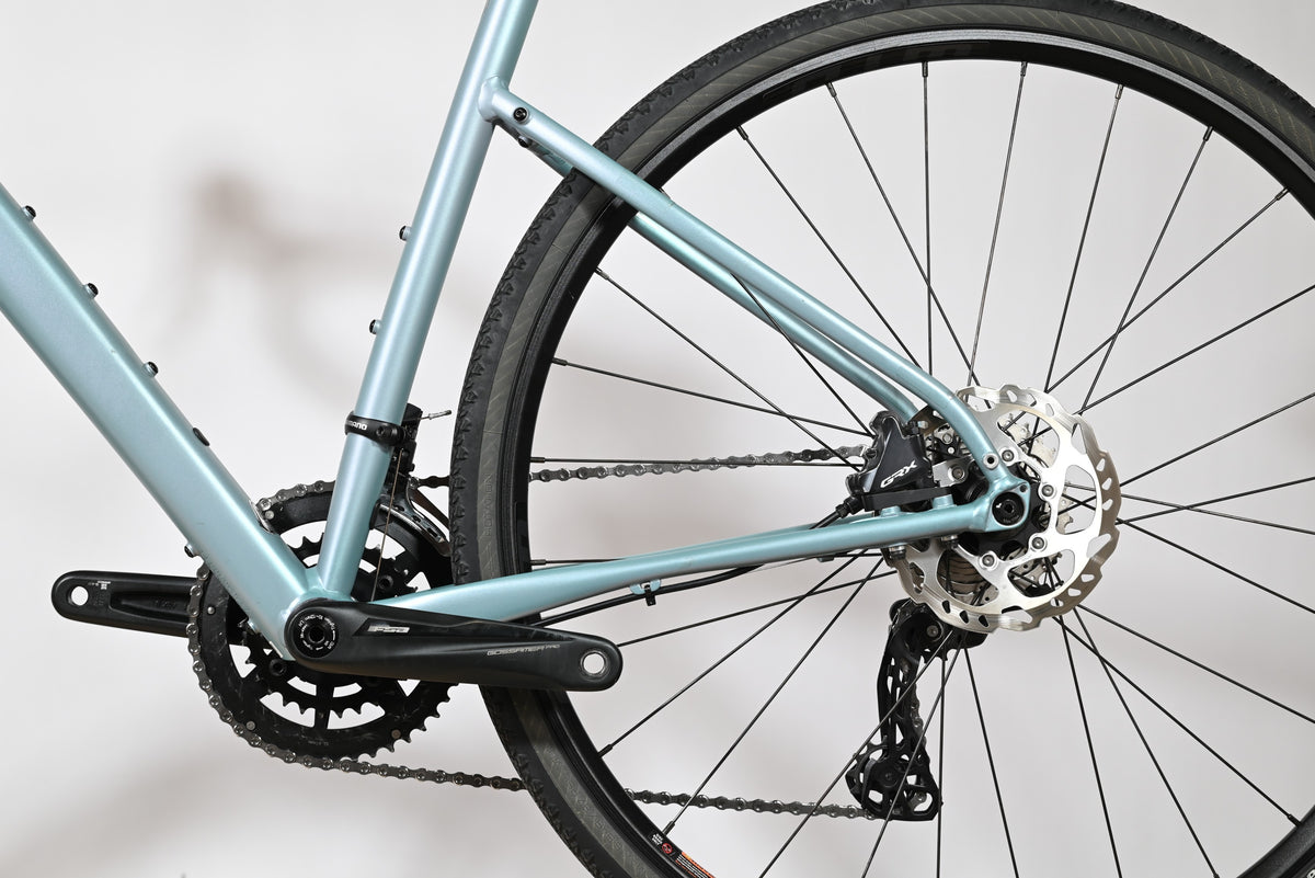 Gros plan sur le cadre bleu clair et la transmission arrière du vélo gravel Cannondale Topstone LTD chez Loop Sports