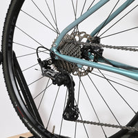 Dérailleur arrière Shimano GRX sur vélo gravel Cannondale Topstone LTD bleu de Loop Sports