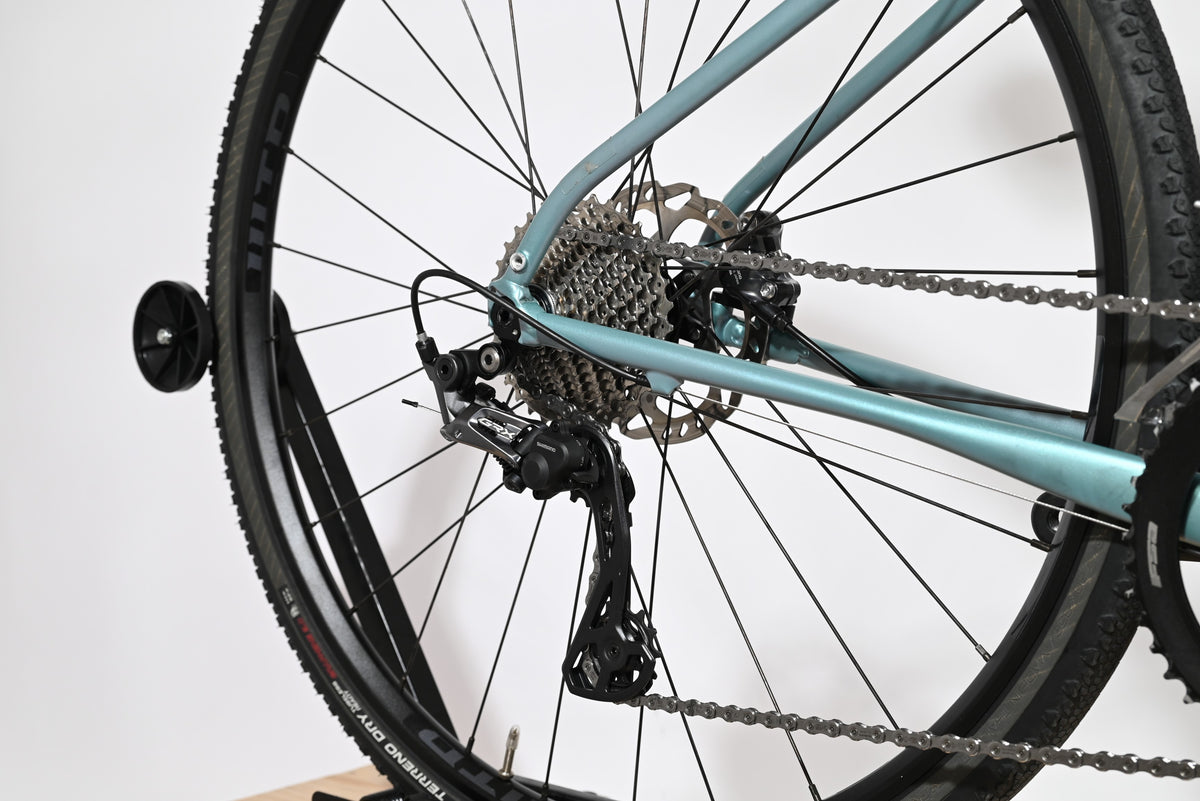 Dérailleur arrière Shimano GRX sur vélo gravel Cannondale Topstone LTD bleu de Loop Sports