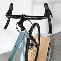 Vue rapprochée du guidon et du cadre bleu clair du vélo gravel Cannondale Topstone LTD 2023 chez Loop Sports
