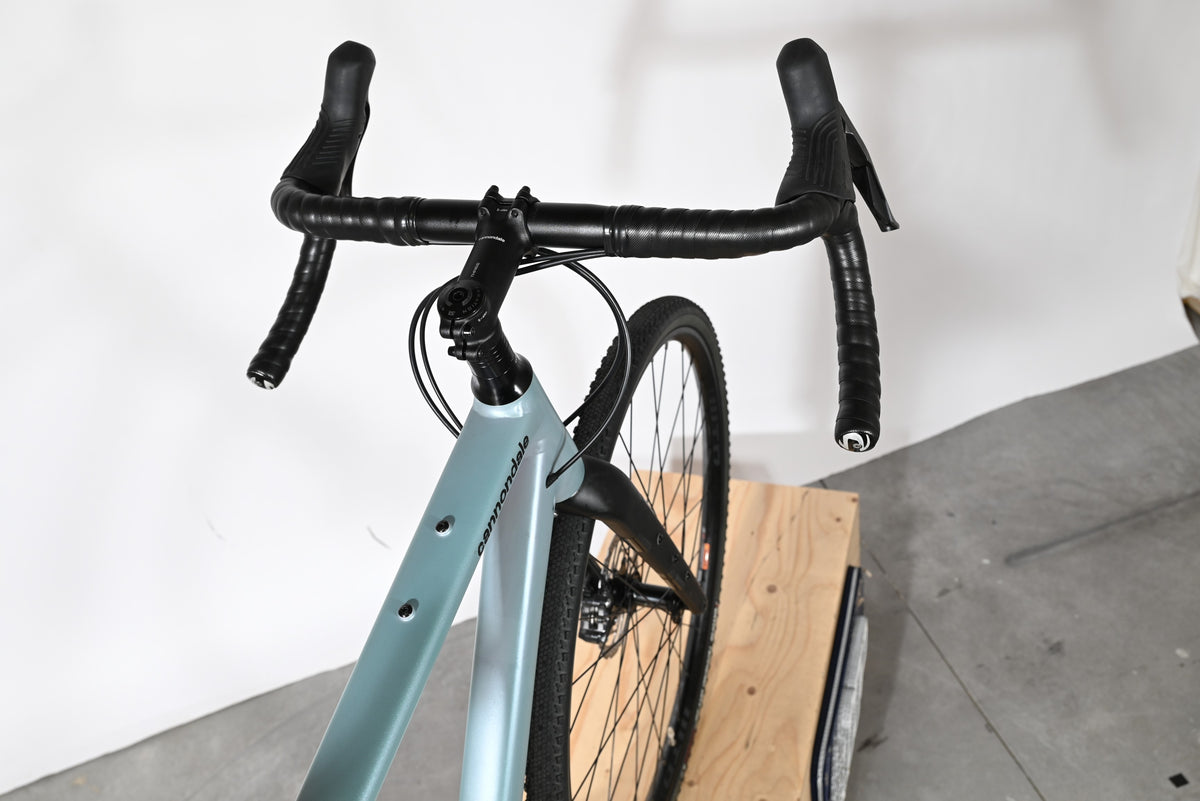 Vue rapprochée du guidon et du cadre bleu clair du vélo gravel Cannondale Topstone LTD 2023 chez Loop Sports