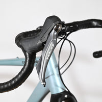 Leviers de frein Shimano GRX sur le guidon du vélo gravel Cannondale Topstone LTD 2023 chez Loop Sports