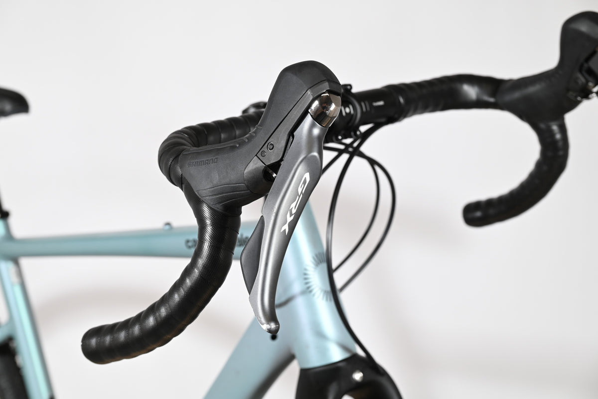 Leviers de frein Shimano GRX sur le guidon du vélo gravel Cannondale Topstone LTD 2023 chez Loop Sports
