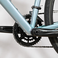 Gros plan sur le pédalier FSA Gossamer Pro et le cadre bleu clair du vélo gravel Cannondale Topstone LTD Loop Sports