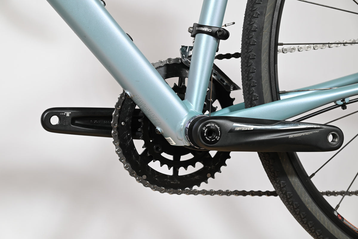 Gros plan sur le pédalier FSA Gossamer Pro et le cadre bleu clair du vélo gravel Cannondale Topstone LTD Loop Sports