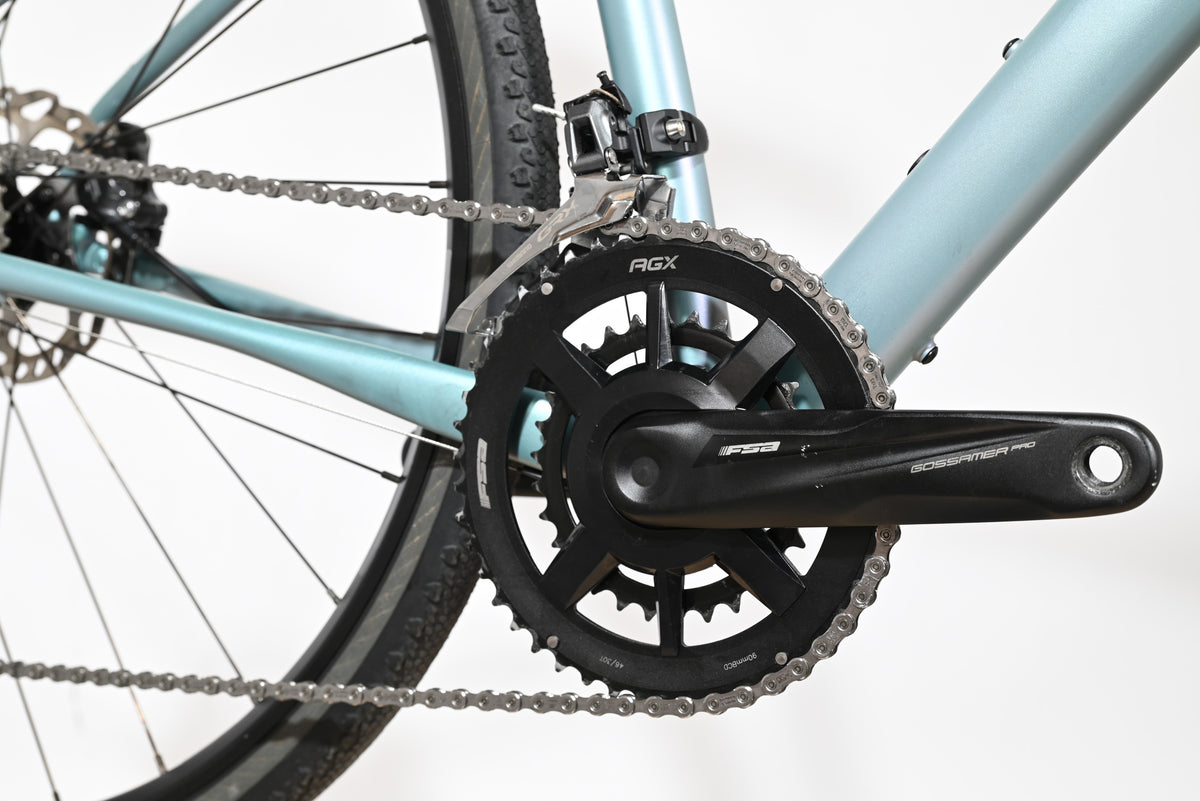 Gros plan sur le pédalier FSA Gossamer Pro AGX du vélo gravel Cannondale Topstone LTD 2023 bleu clair de Loop Sports