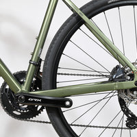 Gros plan sur le cadre vert olive et la transmission Shimano GRX du vélo gravel Carver Gravel 120 de Loop Sports