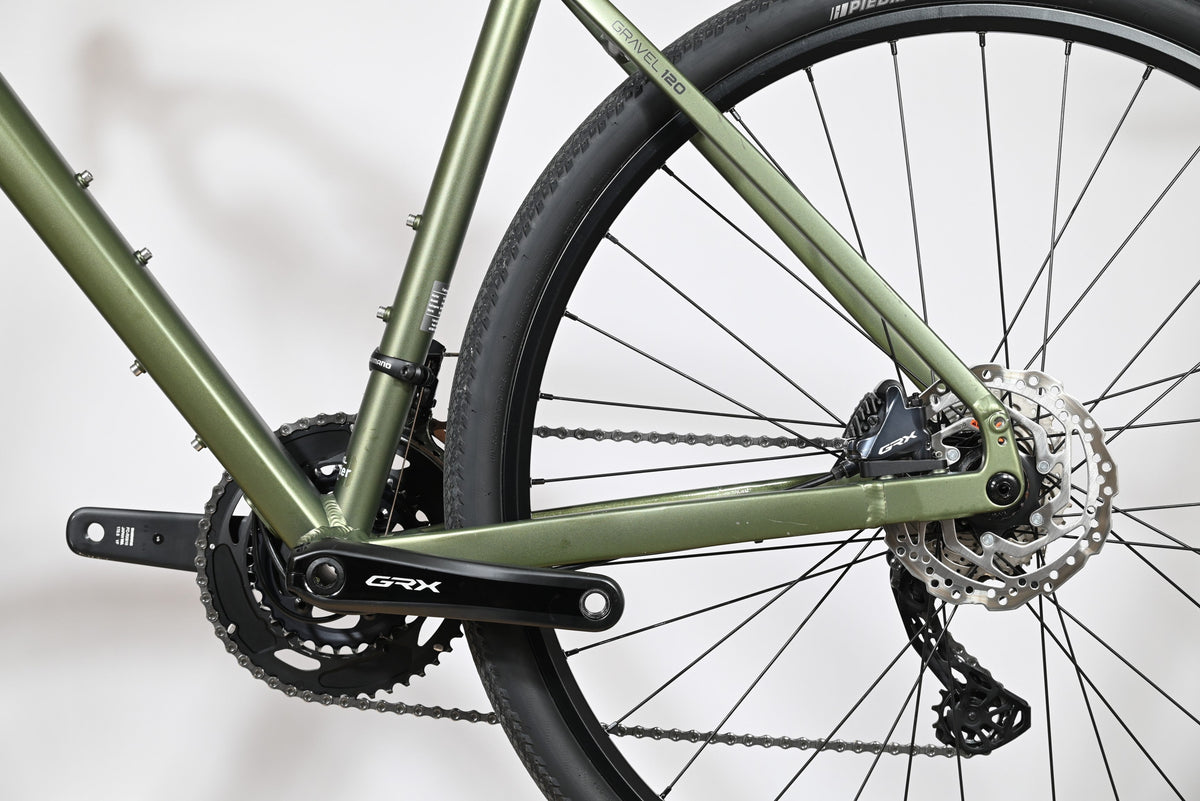 Gros plan sur le cadre vert olive et la transmission Shimano GRX du vélo gravel Carver Gravel 120 de Loop Sports