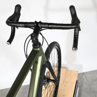 Vue plongeante sur le guidon et le cadre vert olive du vélo gravel Carver Gravel 120 de la marque Loop Sports