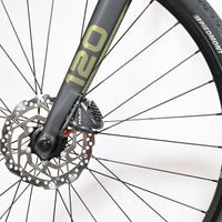Gros plan sur la fourche et le frein à disque hydraulique GRX du vélo gravel Loop Sports Carver 120 vert olive