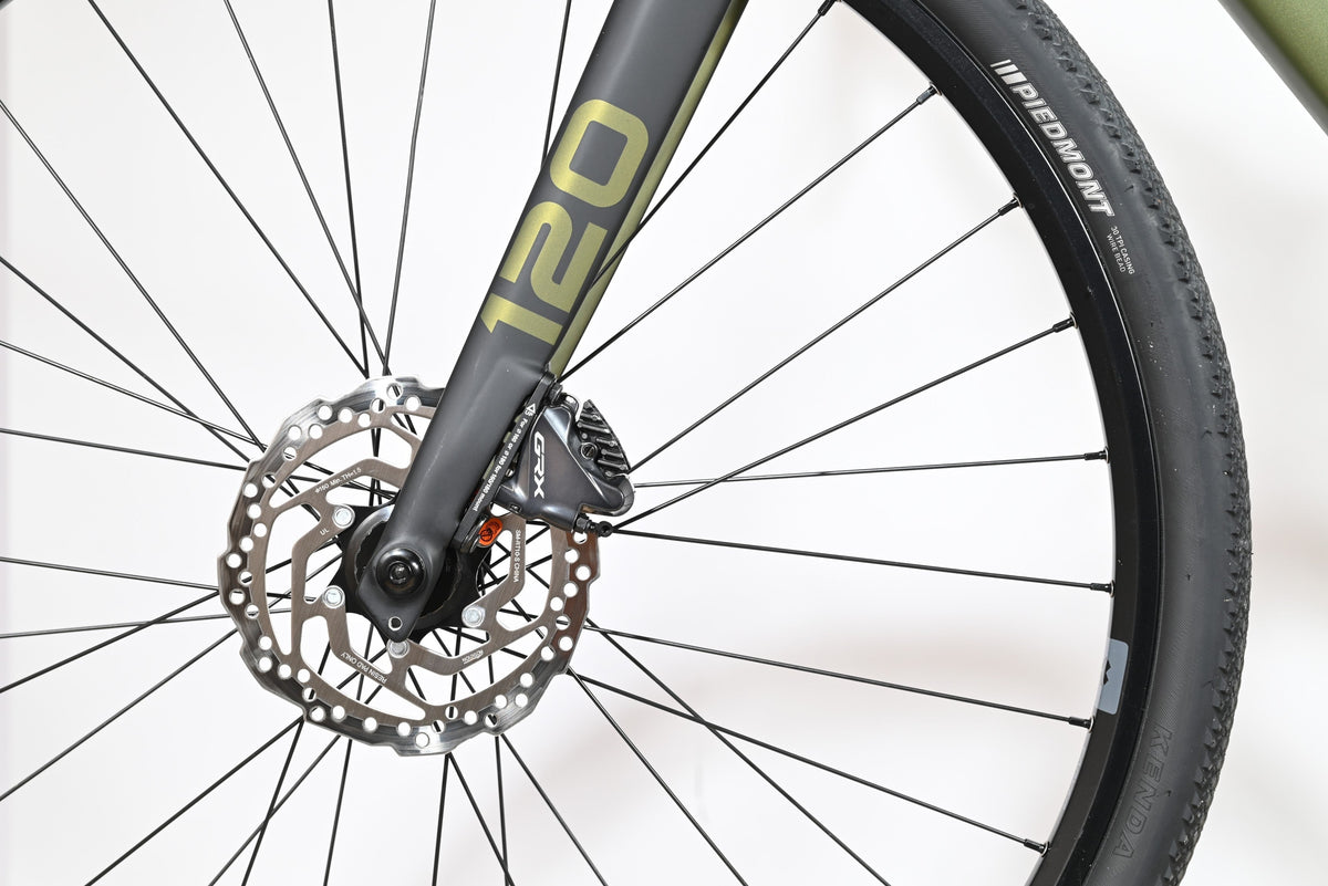 Gros plan sur la fourche et le frein à disque hydraulique GRX du vélo gravel Loop Sports Carver 120 vert olive