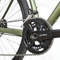 Transmission Shimano GRX du vélo gravel Loop Sports Carver 120 vert olive avec pédalier double plateau