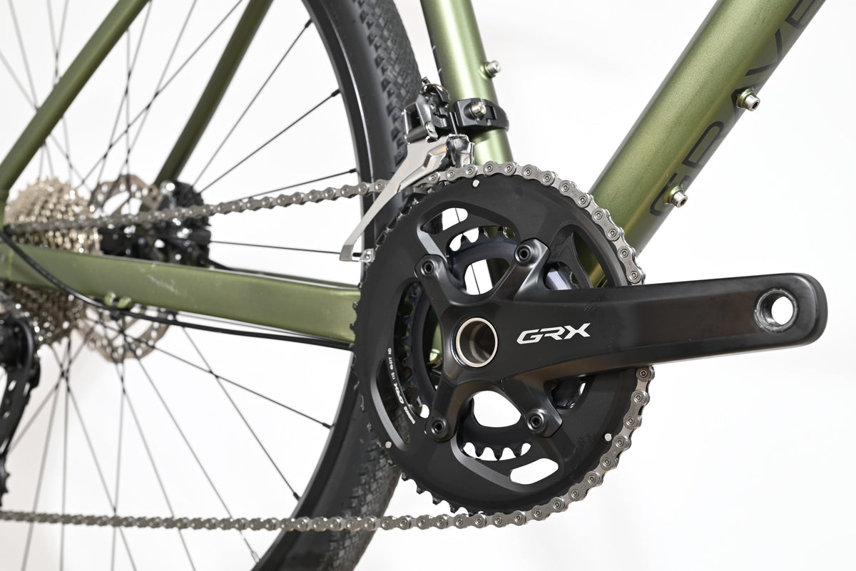 Transmission Shimano GRX du vélo gravel Loop Sports Carver 120 vert olive avec pédalier double plateau