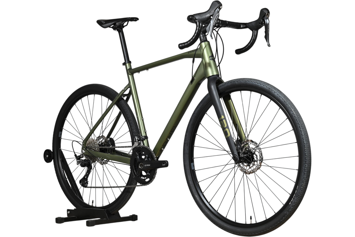 Vélo gravel Loop Sports Carver 120 vert olive avec cadre en aluminium, fourche carbone et transmission Shimano GRX