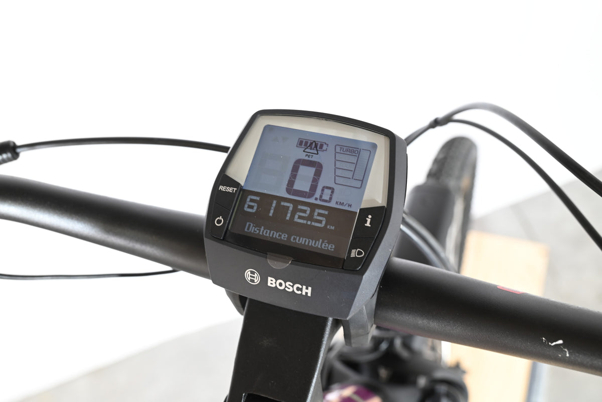 Compteur Bosch Intuvia sur guidon de vélo électrique Loop Sports Victoria Trekking 11.5 affichant 6172 km