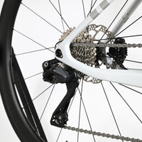 Dérailleur arrière et cassette du vélo de route Loop Sports Cube Agree C:62 One blanc avec cadre en carbone