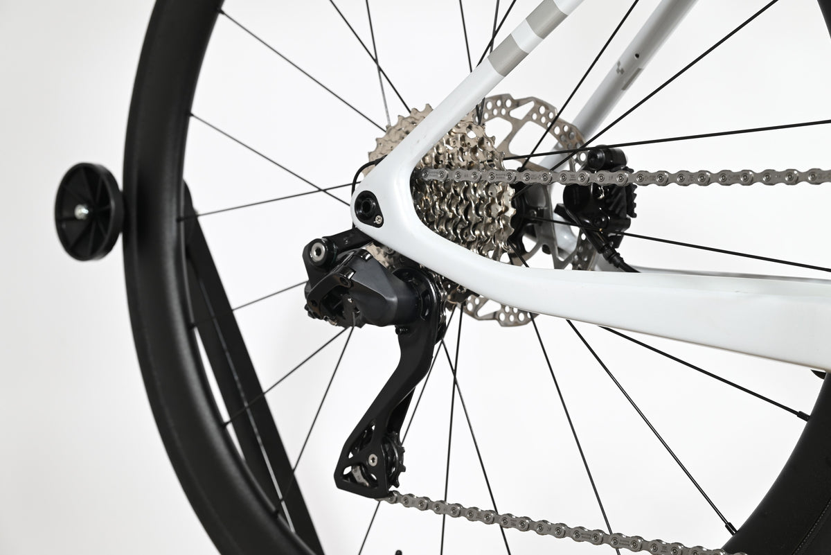 Dérailleur arrière et cassette du vélo de route Loop Sports Cube Agree C:62 One blanc avec cadre en carbone