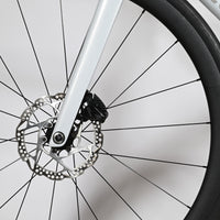 Gros plan sur le frein à disque hydraulique et la fourche en carbone du vélo de route Loop Sports Cube Agree C:62 One