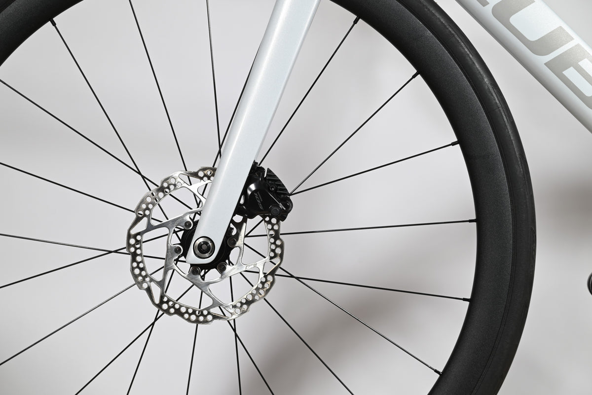 Gros plan sur le frein à disque hydraulique et la fourche en carbone du vélo de route Loop Sports Cube Agree C:62 One