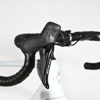 Leviers de frein Shimano 105 sur le guidon du vélo de route Cube Agree C:62 One 2025 chez Loop Sports